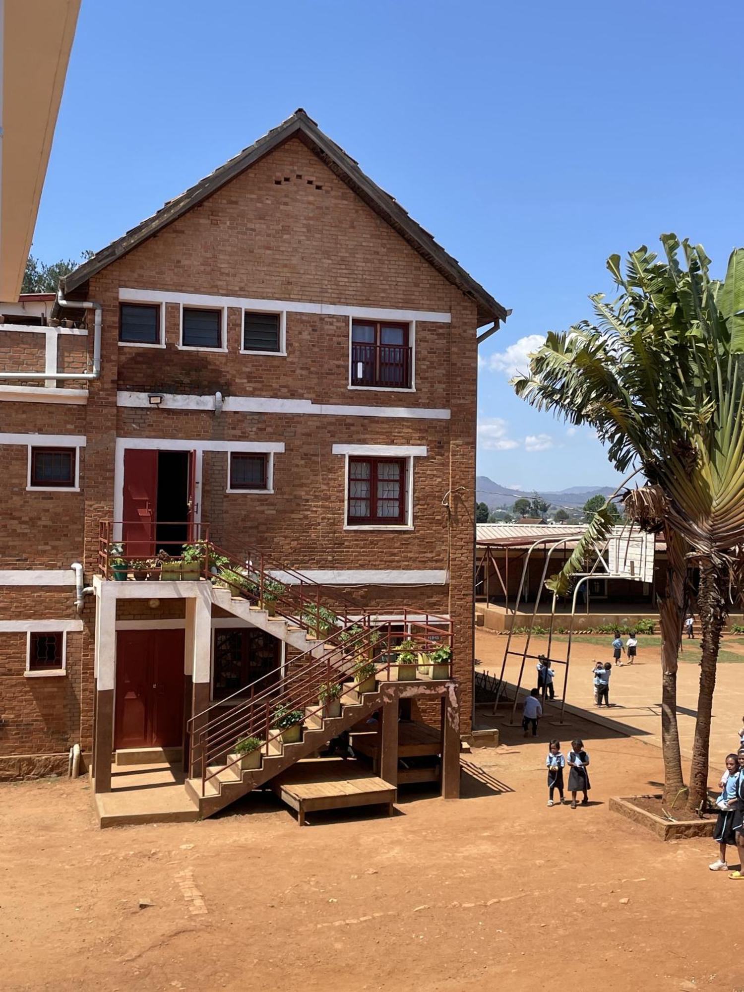 Lycee Picot De Cloriviere Dont Les Revenus Financent L'Education Des Eleves Apartment Antsirabe Ngoại thất bức ảnh
