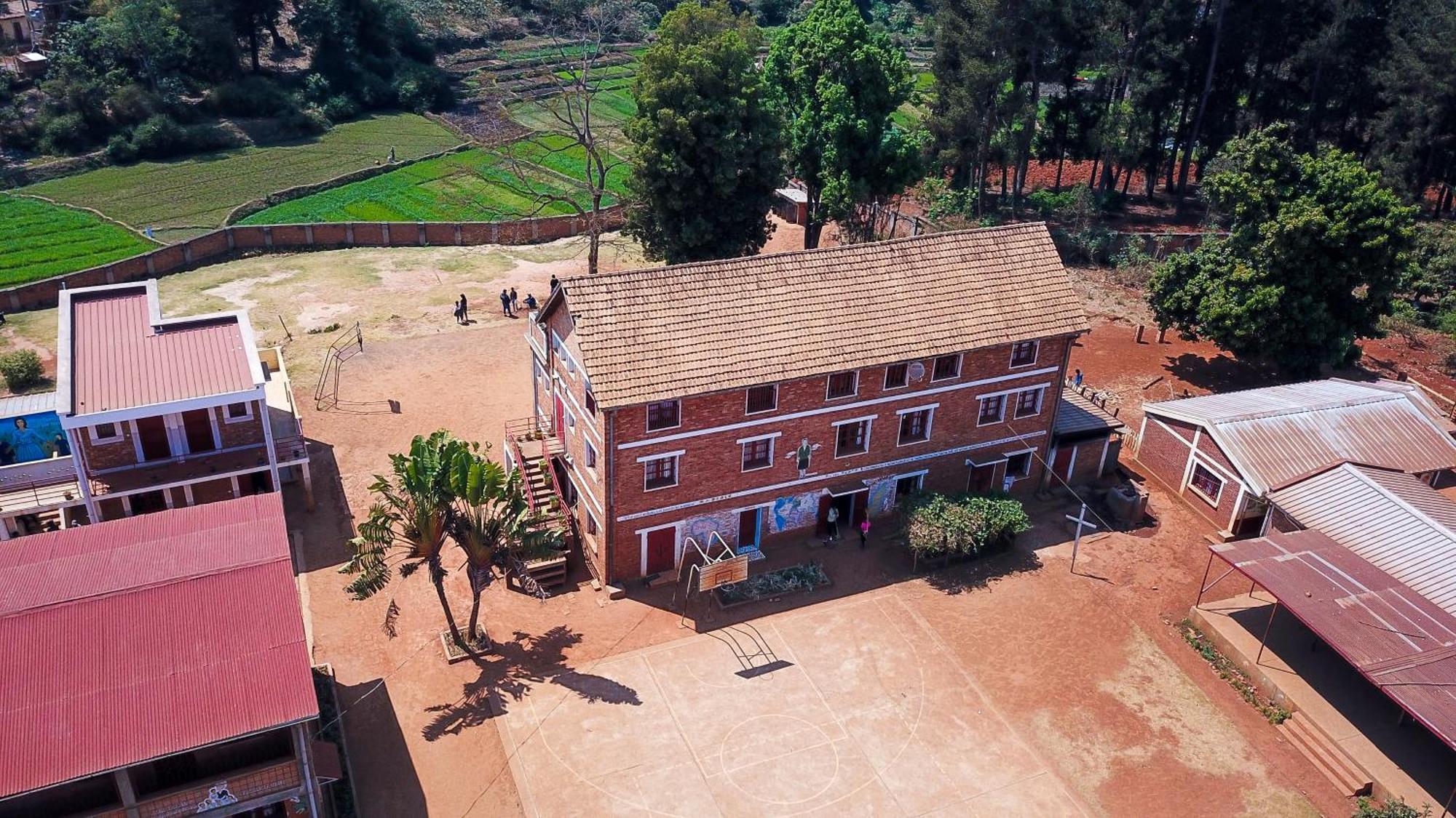 Lycee Picot De Cloriviere Dont Les Revenus Financent L'Education Des Eleves Apartment Antsirabe Ngoại thất bức ảnh